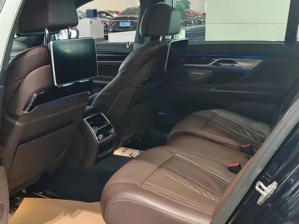 BMW 7 Series — миниатюра 5