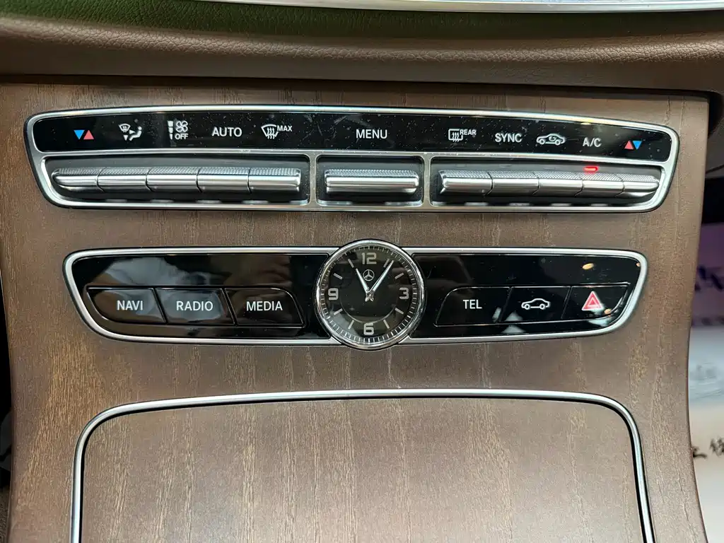Mercedes-Benz E-Class — миниатюра 8