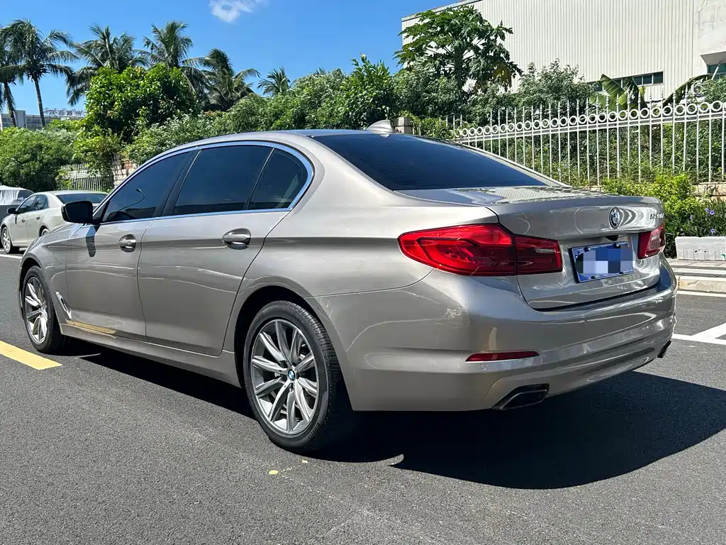 BMW 5 Series — миниатюра 7
