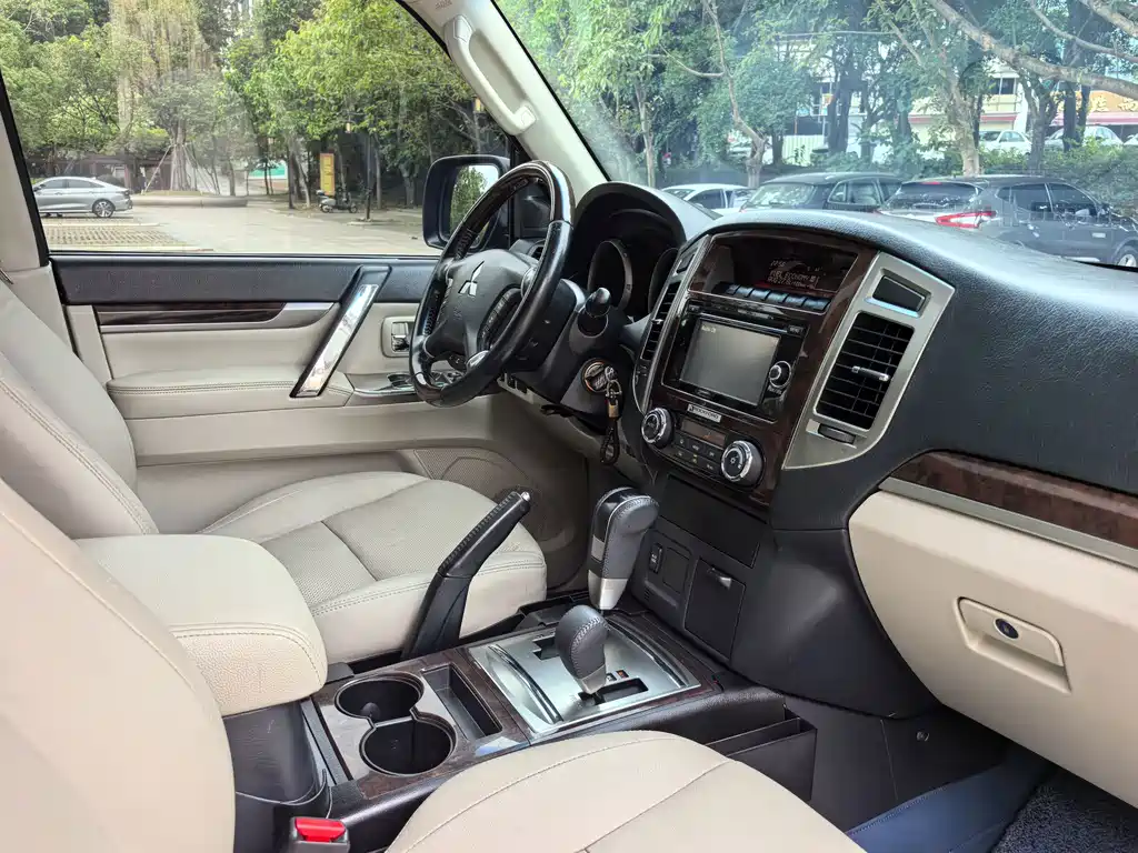 Mitsubishi Pajero (Import) — миниатюра 10