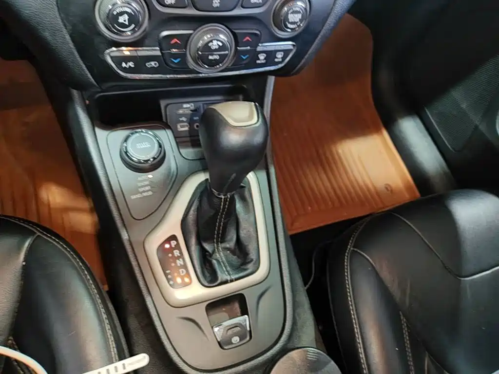 Jeep Cherokee (Import) — миниатюра 14