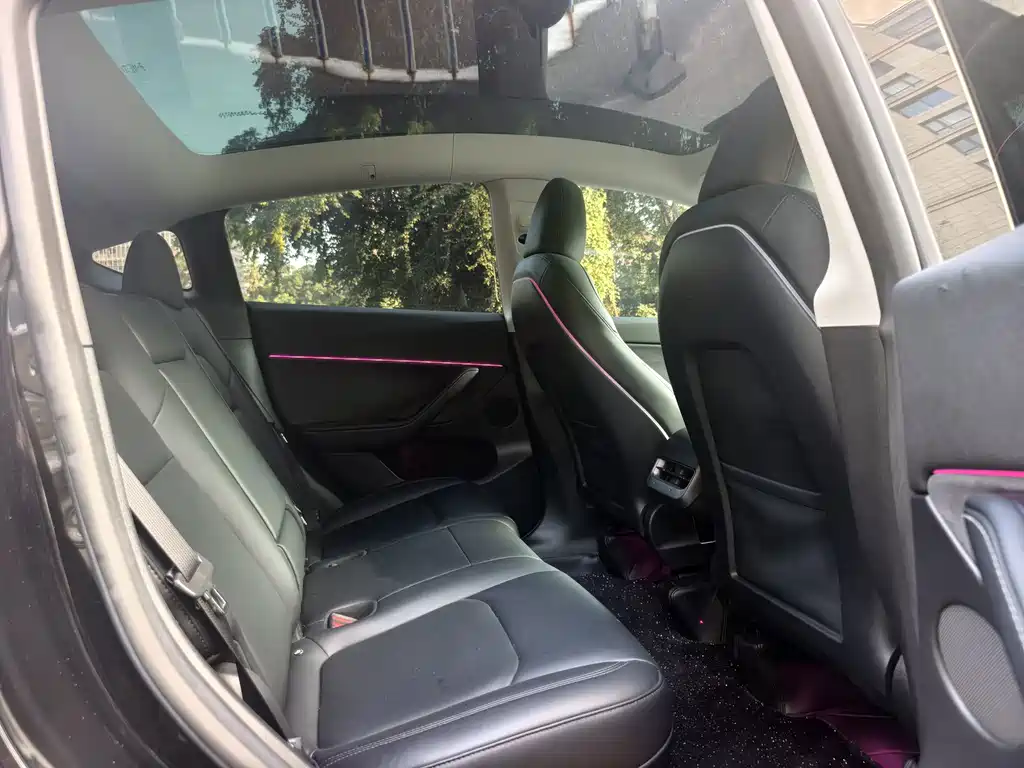 Tesla Model Y — миниатюра 12
