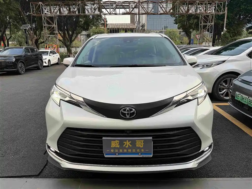 Toyota Sienna — миниатюра 2