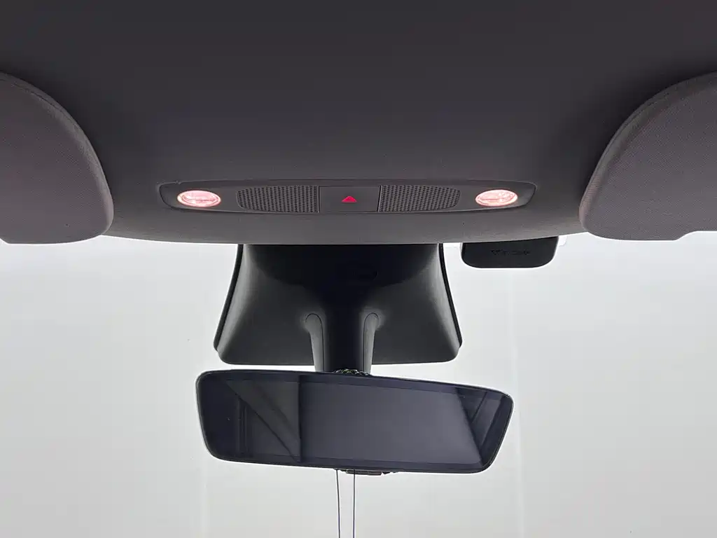 Tesla Model Y — миниатюра 24