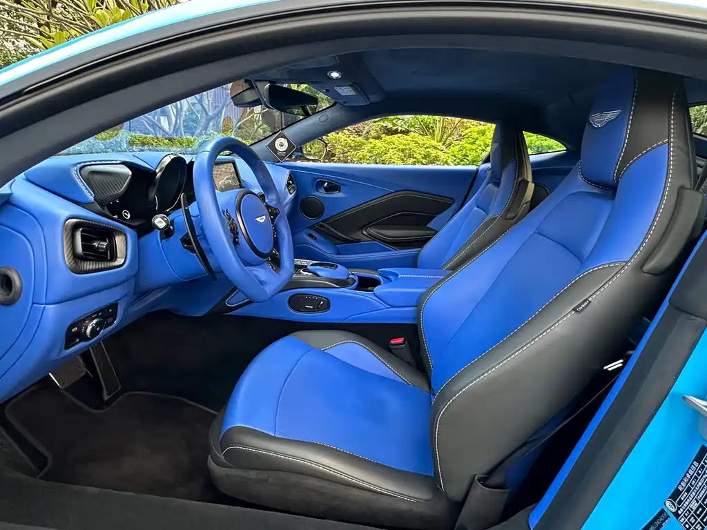 ASTON MARTIN V8 VANTAGE