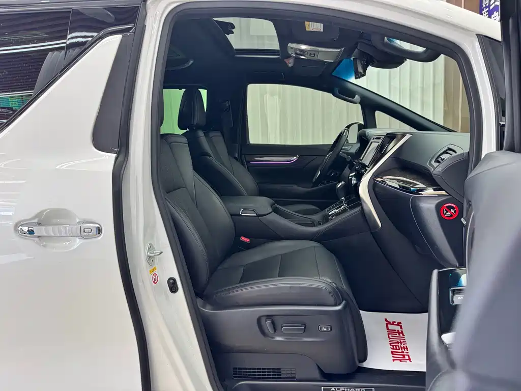 Toyota Alphard — миниатюра 17