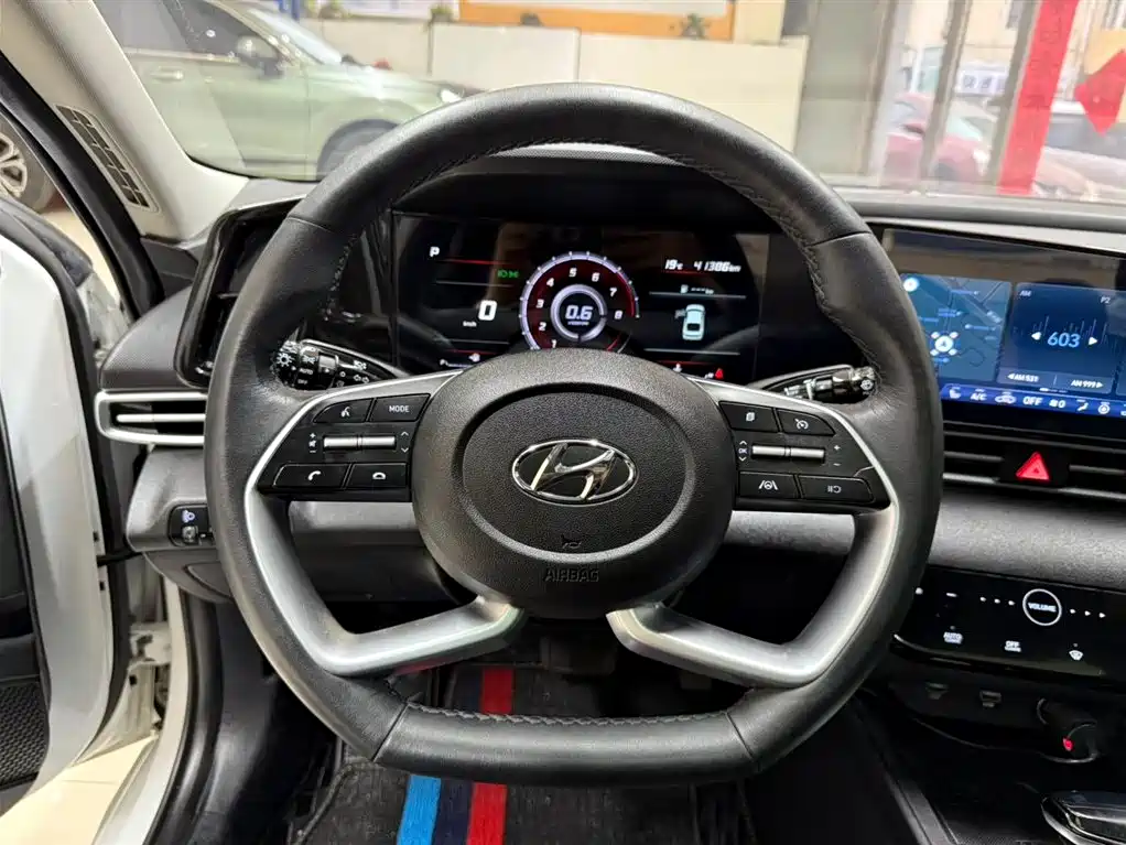 HYUNDAI ELANTRA