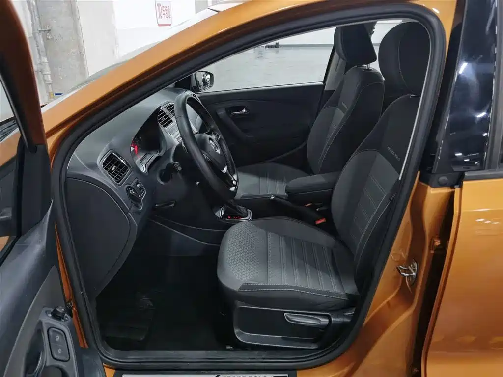 Volkswagen Polo 2016 1.6L Cross Polo AT