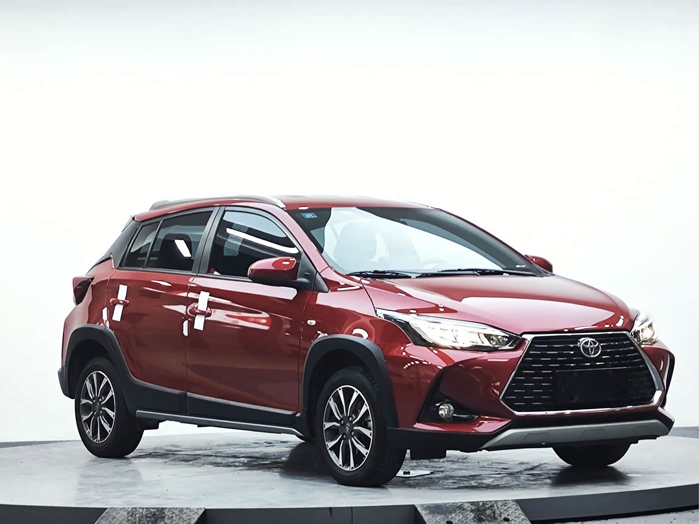 Toyota YARiS L Zhi Xuan 1.5 л 2022 г. красный/фиолетовый, пробег 33100 км