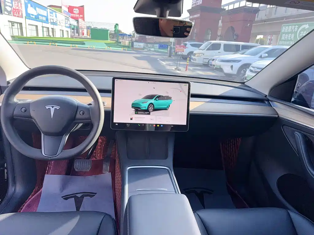 TESLA MODEL Y