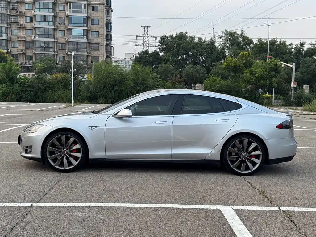Tesla Model S — миниатюра 8