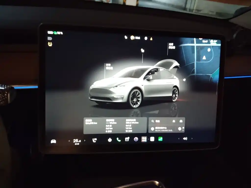 Tesla Model Y — миниатюра 6