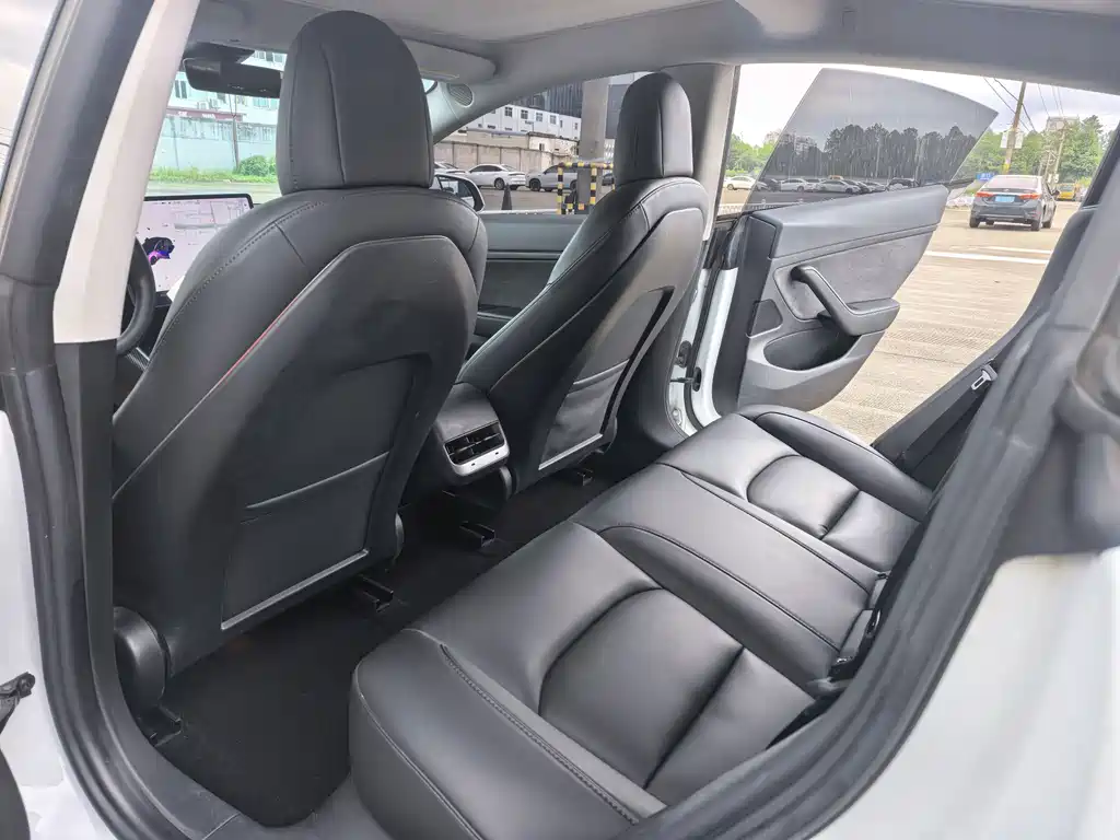 Tesla Model 3 — миниатюра 11