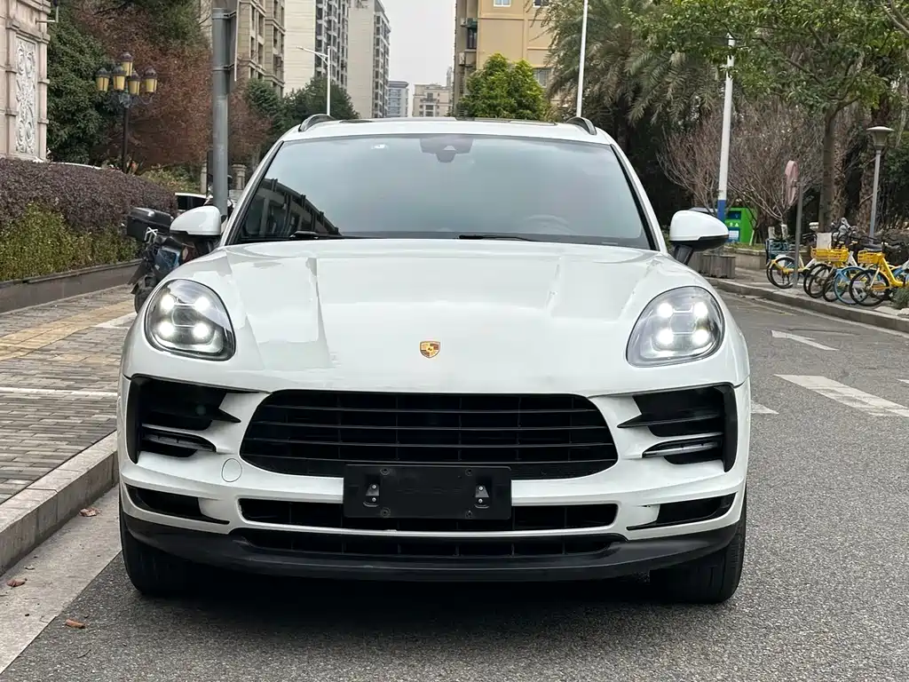 PORSCHE MACAN