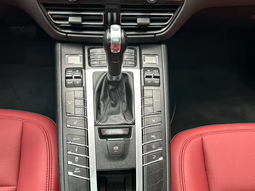 PORSCHE MACAN