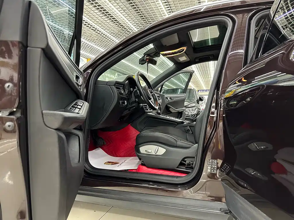 PORSCHE MACAN
