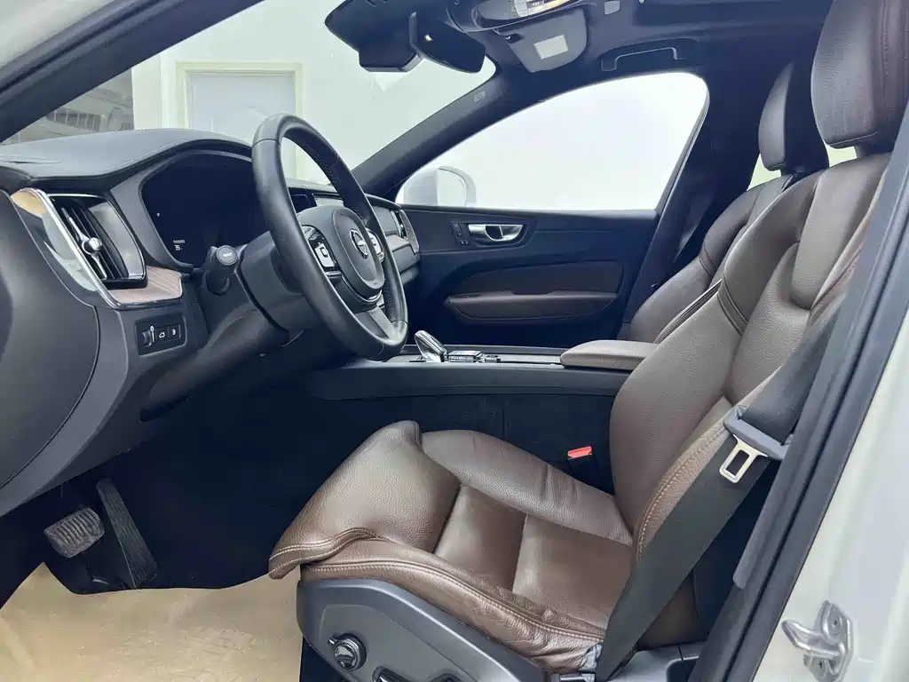 Volvo XC60 2022 T8 Luxury