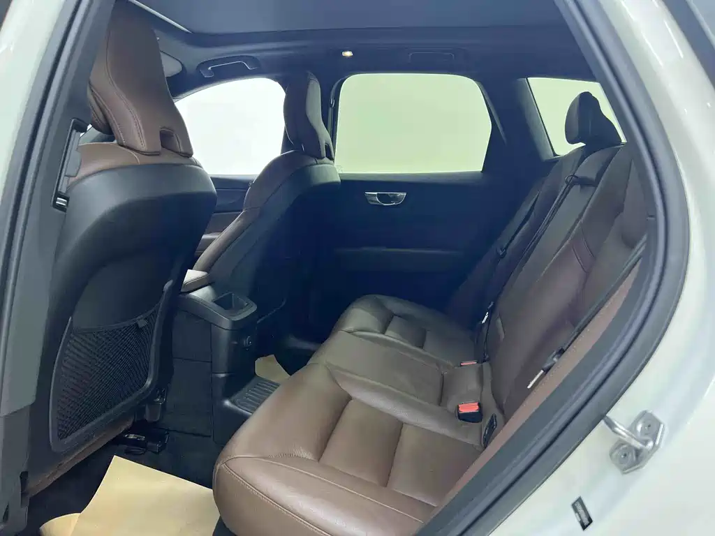 Volvo XC60 2022 T8 Luxury