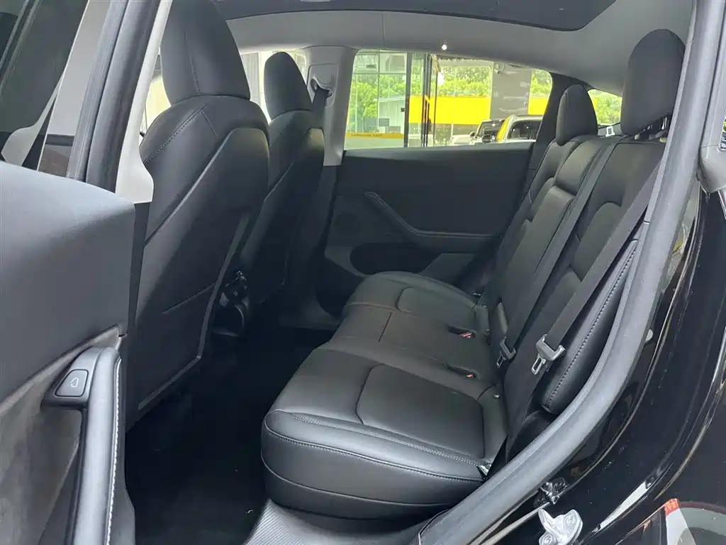Tesla Model Y — миниатюра 14