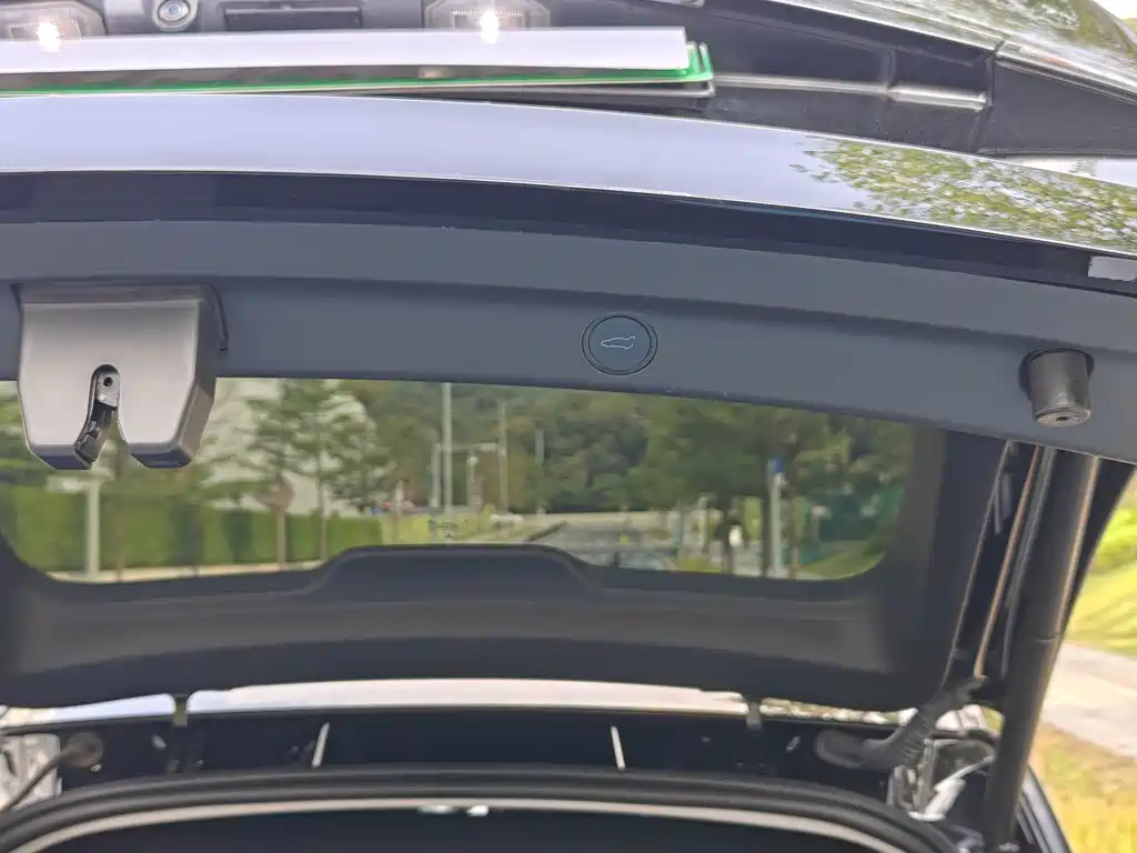 Tesla Model Y — миниатюра 17