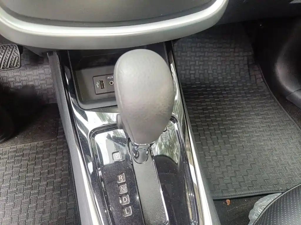 Nissan Tiida — миниатюра 7