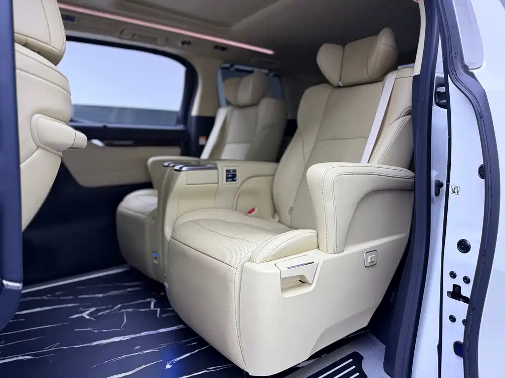 Toyota Alphard — миниатюра 8