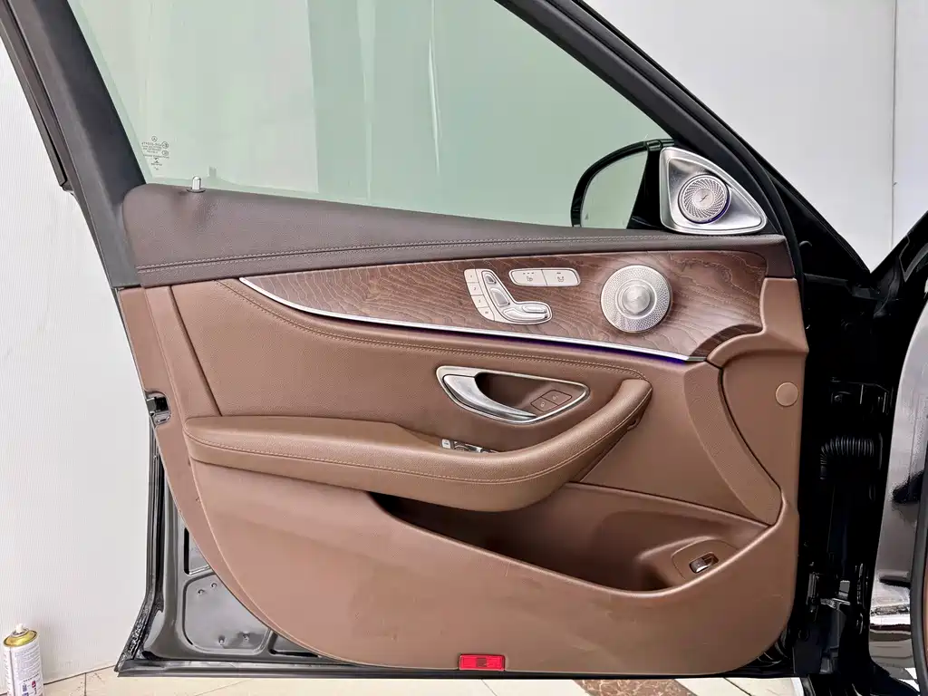 Mercedes-Benz E-Class — миниатюра 7