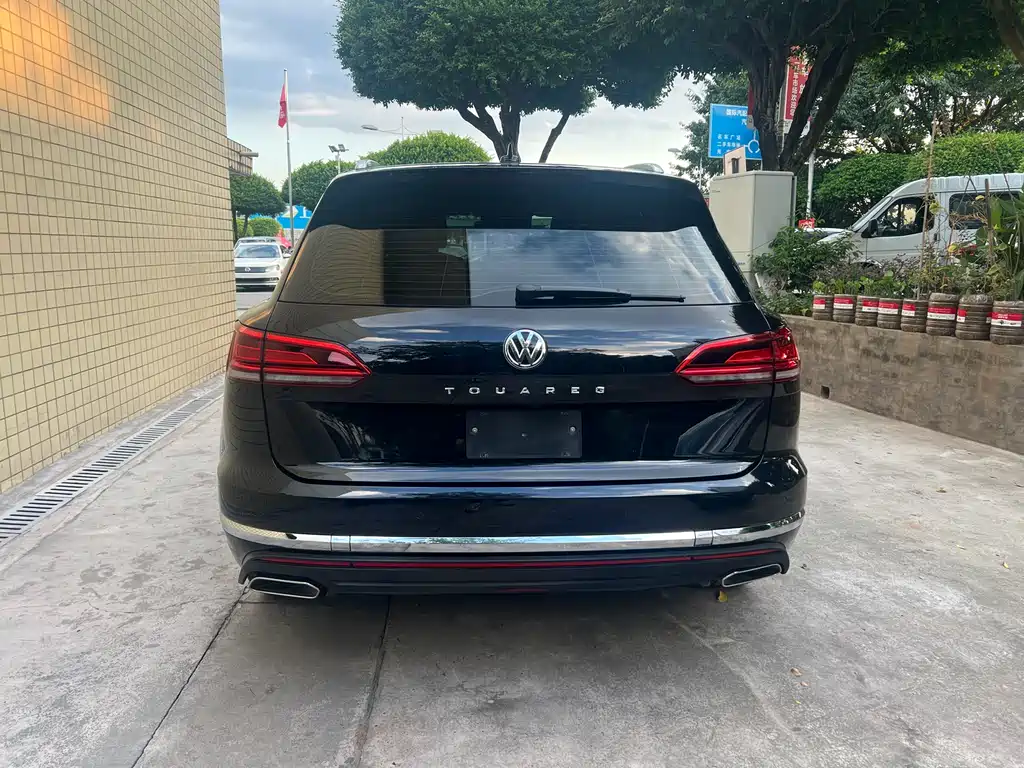 VOLKSWAGEN TOUAREG
