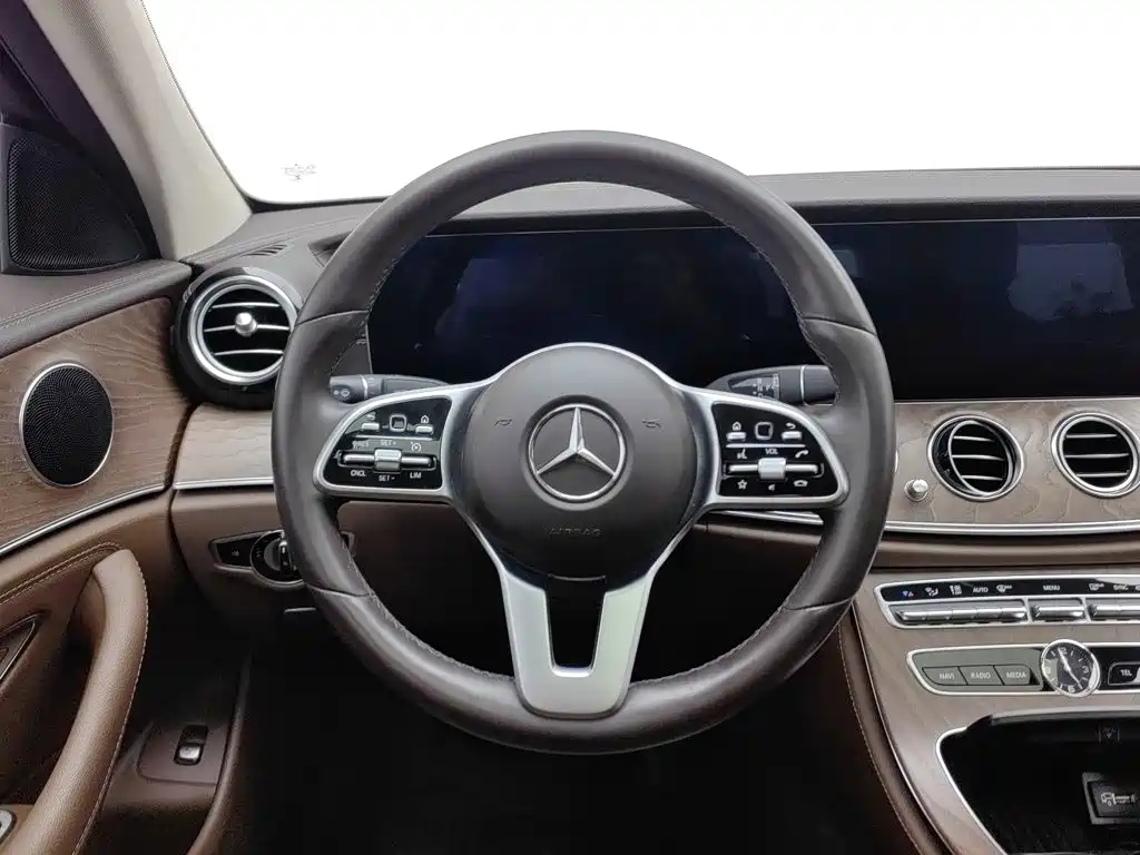 Mercedes-Benz E-Class — миниатюра 11