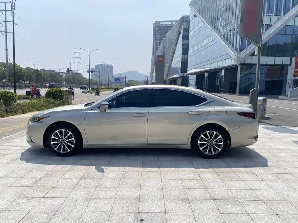 Lexus ES — миниатюра 7