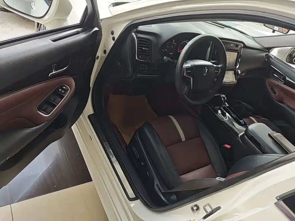 Toyota Crown — миниатюра 16