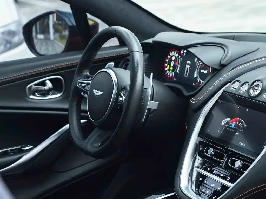 ASTON MARTIN DBX