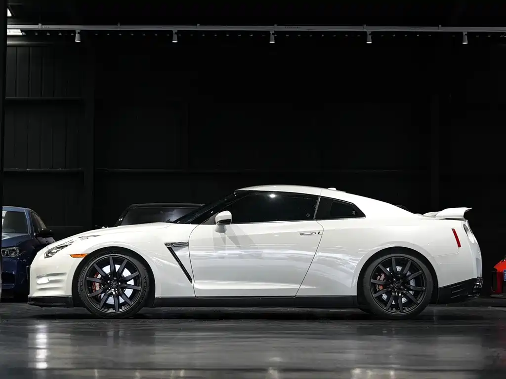 Nissan GT-R — миниатюра 4