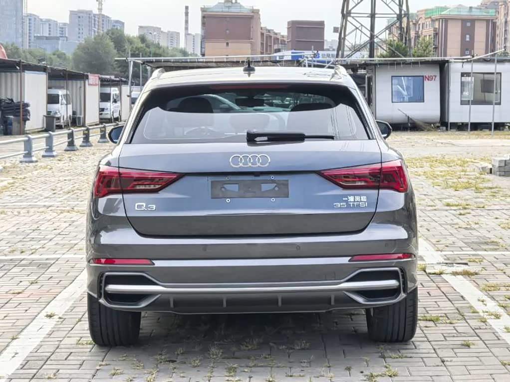Audi Q3 1.4 л 2023 г. Серебристо-серый, пробег 26000 км