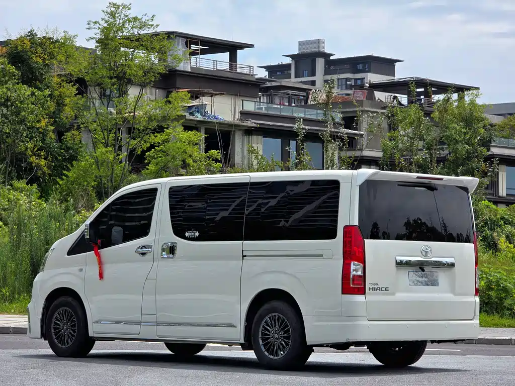 Toyota HiAce 2024 3.5L 7 мест