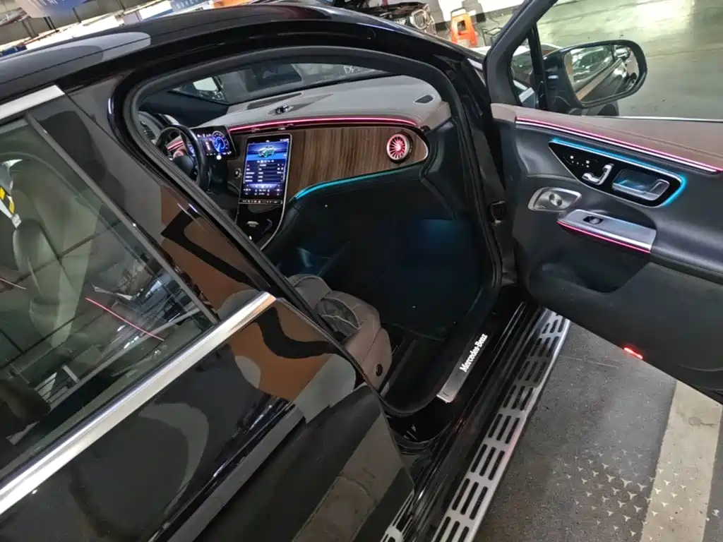 Mercedes-Benz EQE SUV — миниатюра 9