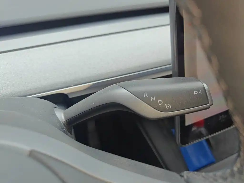 Tesla Model Y — миниатюра 10