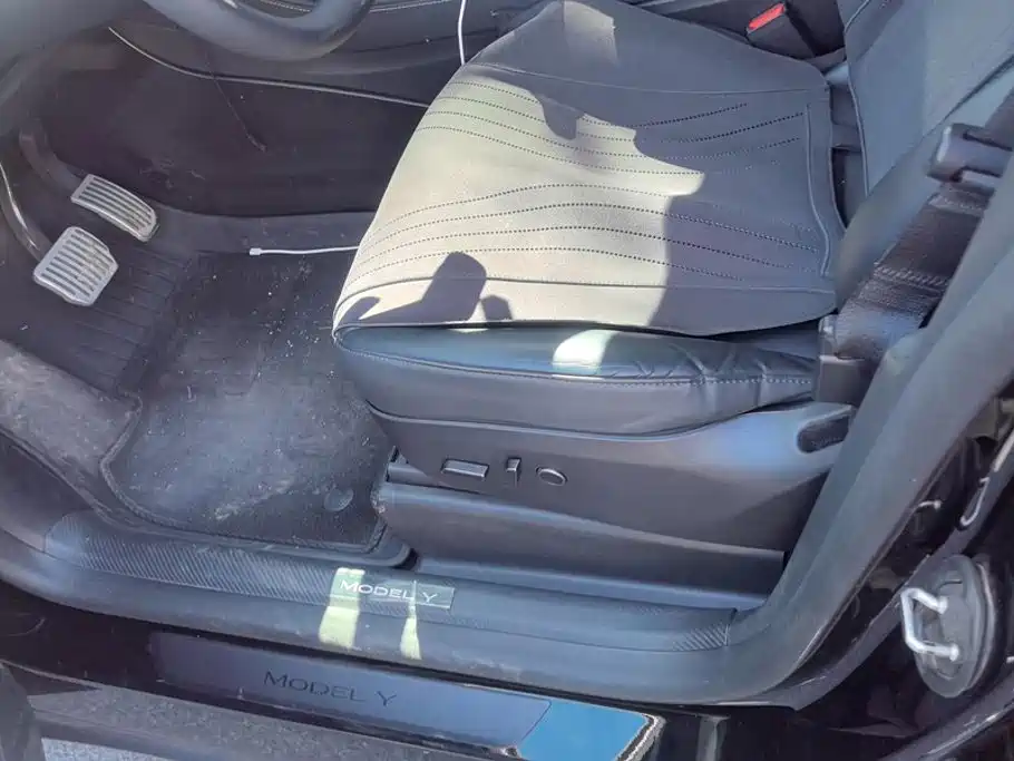 Tesla Model Y — миниатюра 9