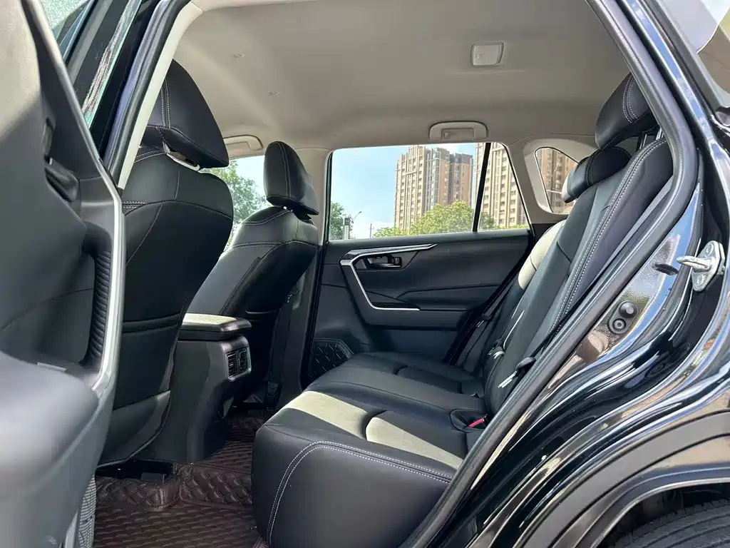 Toyota RAV4 — миниатюра 7