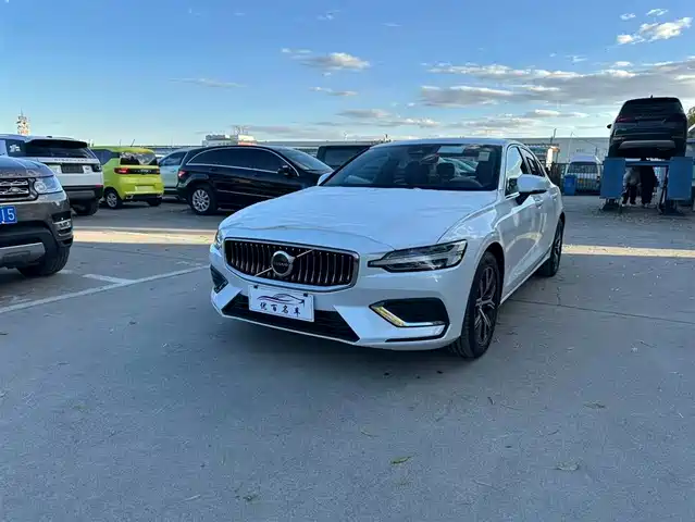 VOLVO S60 2025