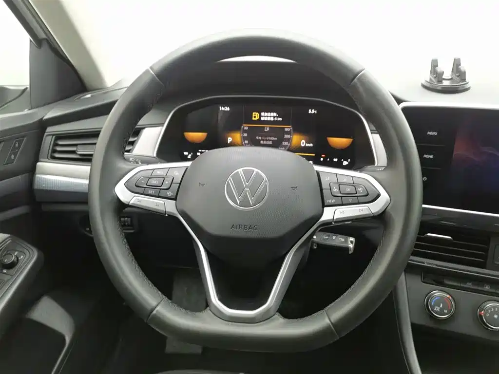 VOLKSWAGEN BORA