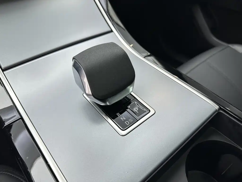 Land Rover Velar — миниатюра 8