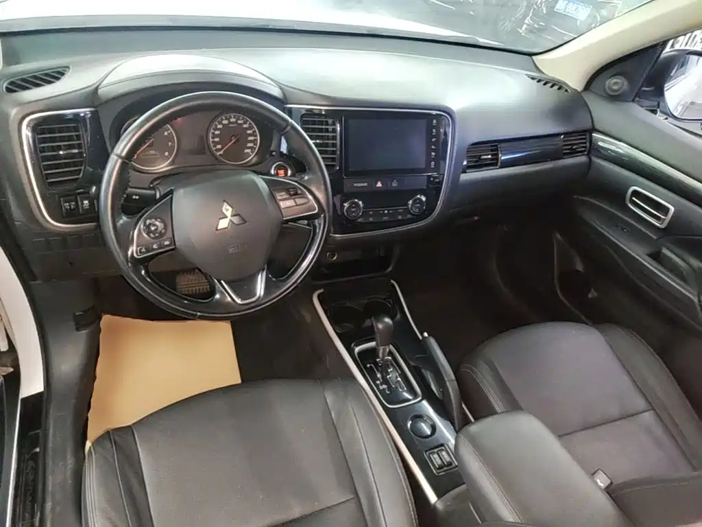 Mitsubishi Outlander — миниатюра 10