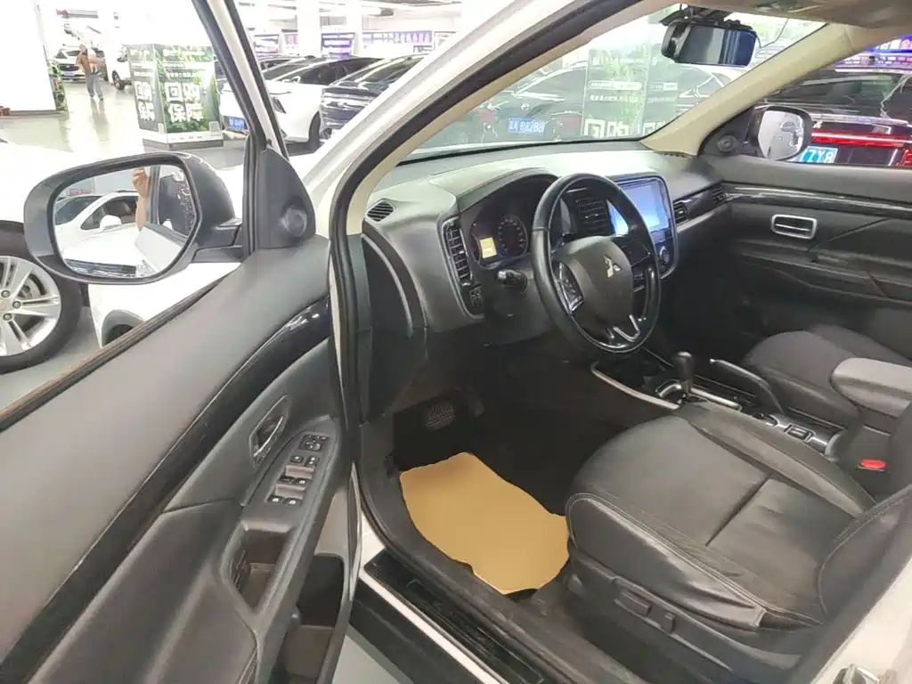 Mitsubishi Outlander — миниатюра 16