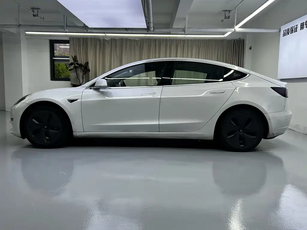 Tesla Model 3 — миниатюра 10