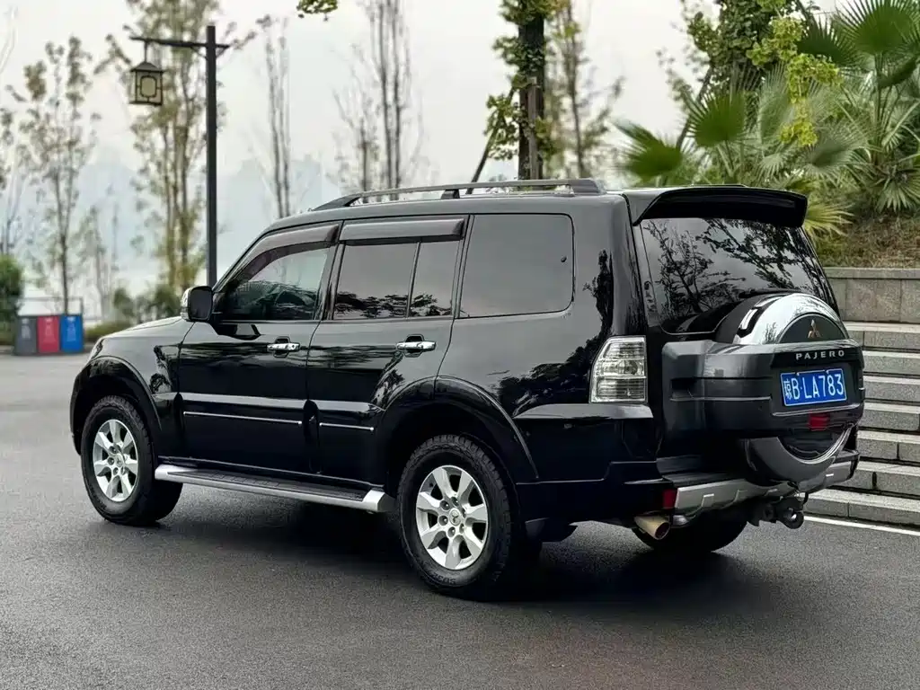 MITSUBISHI PAJERO