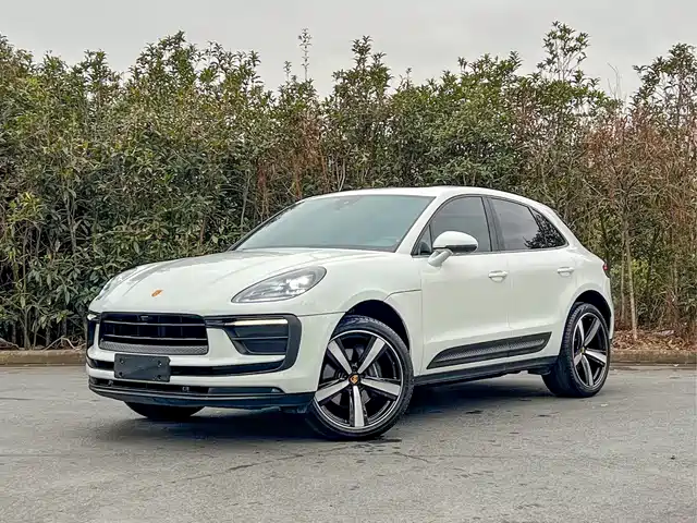 PORSCHE MACAN