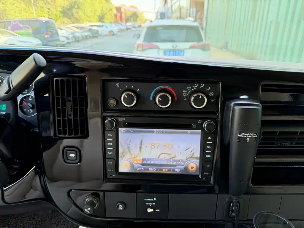 GMC Savana — миниатюра 6