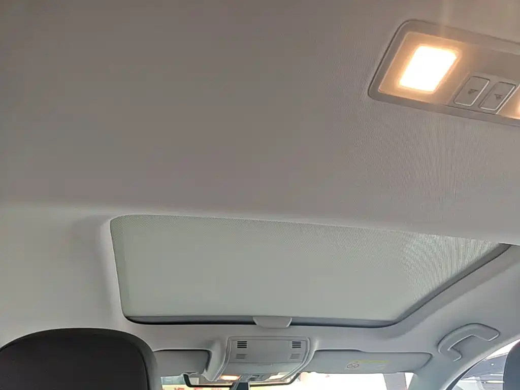 Volkswagen Golf EV — миниатюра 18