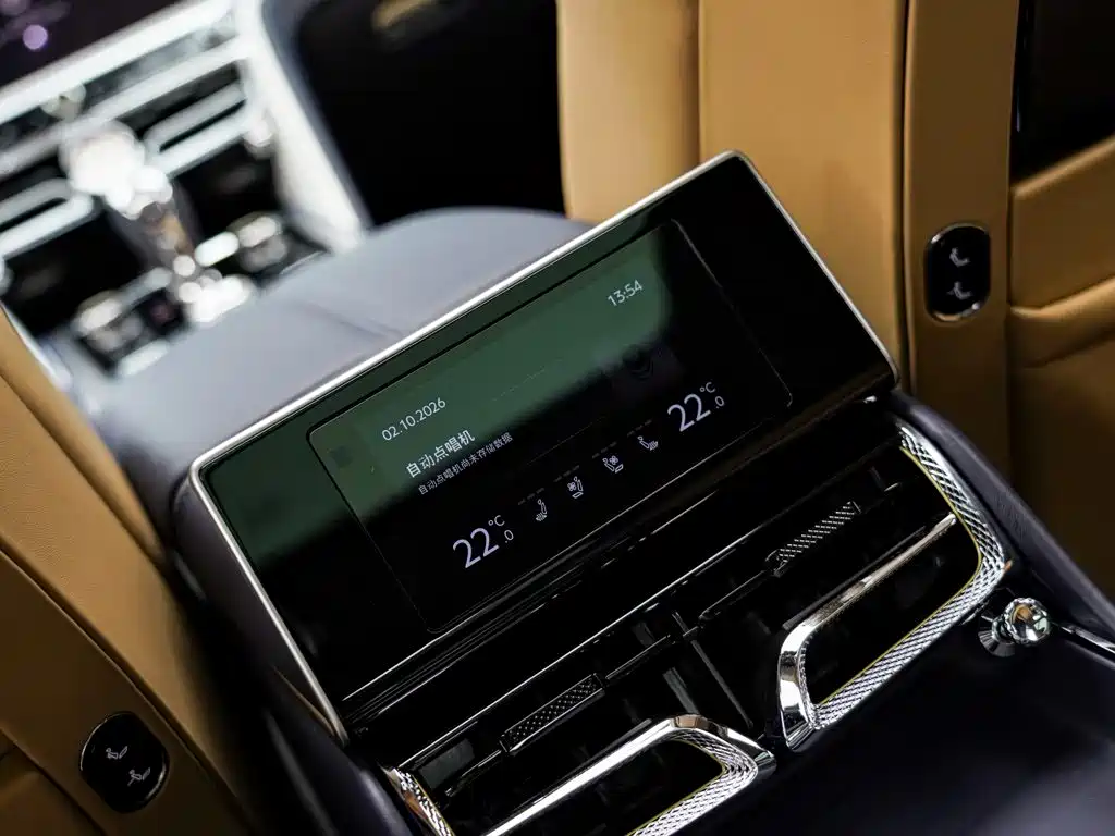 Bentley Flying Spur PHEV — миниатюра 15